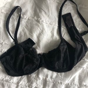 lightly worn VS bra ❤️